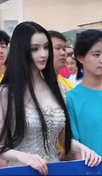 今天看了热搜榜：《聋哑女大学生因长相完美被质疑是AI不真实》，感觉很多标题党。