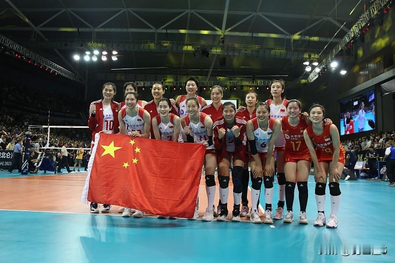 这次亚锦赛主场2比3惜败泰国，错失直通洛杉矶奥运的机会，当时郎平、陈忠和都到场助