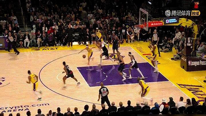 赛前还在队医那儿治偏头痛，膝盖也疼，没人觉得这个41岁的人还能上场。
 
结果他