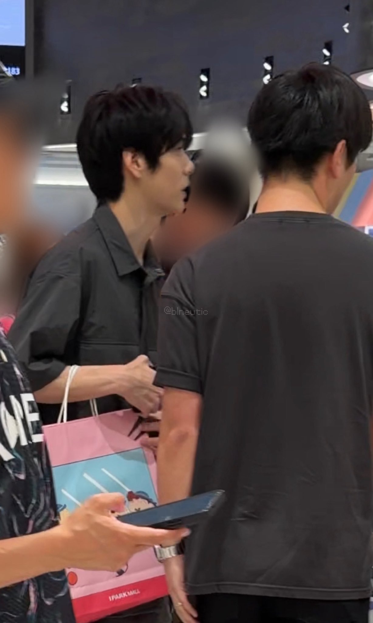 260808 宝宝在蜡笔小新快闪买东西被偶遇了刚才在IPARK MALL偶遇了T