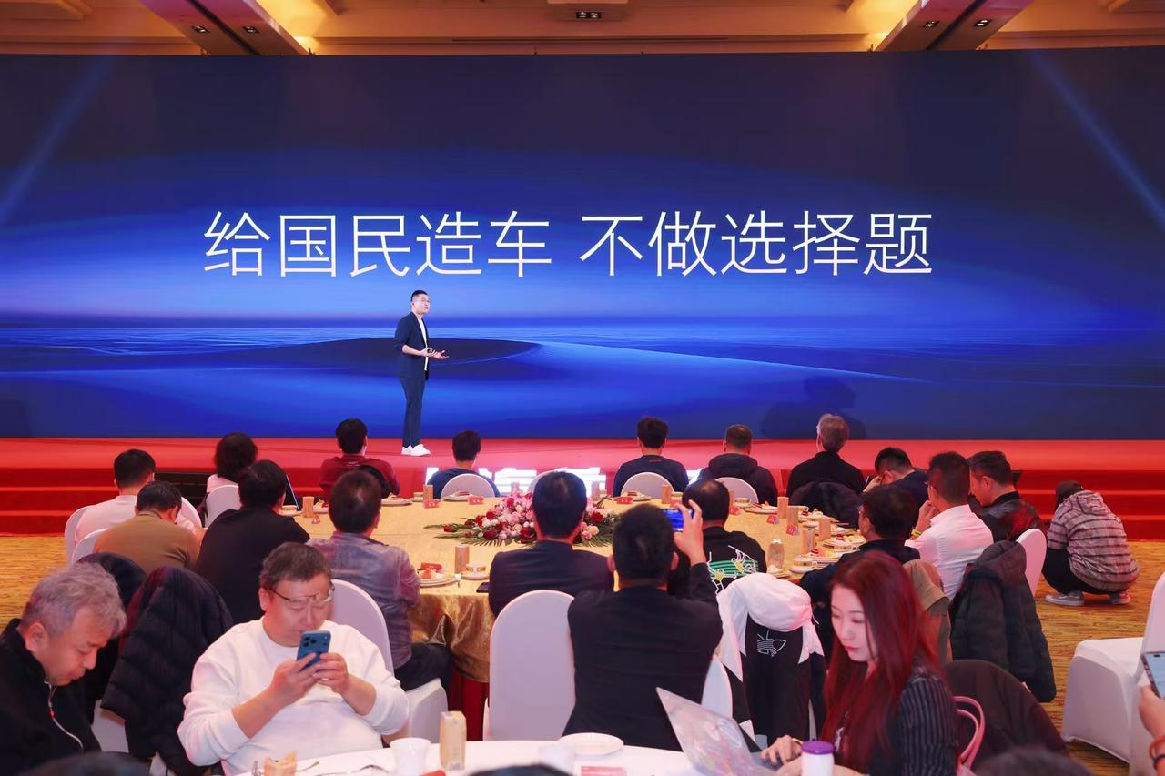 荣威二十岁了，这次整了个大活：全面转向 AI 原生高端路线。简单说，不是给车“打