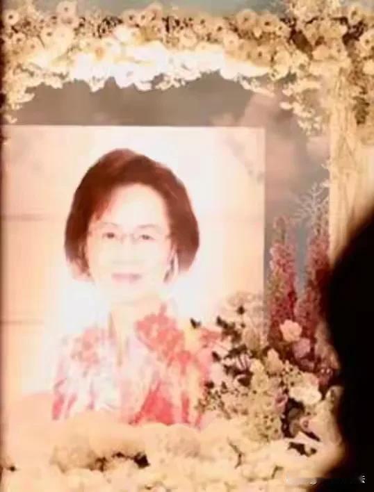 琼瑶，遗照曝光了！

12月11日，琼瑶告别仪式公布，《还珠格格》两位女主角分别
