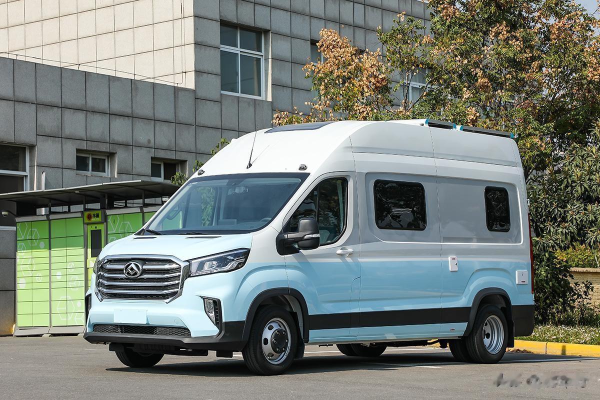 宇通B311豪享版，基于大通V90底盘打造，整车色彩设计取其五大名瓷之一的汝瓷，