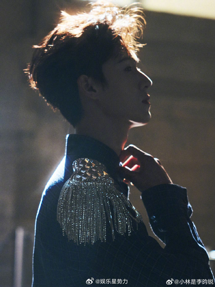 Dior群星于杜乐丽花园中享受春意李昀锐、王楚然亮相巴黎春日盛会，花园光影间风格