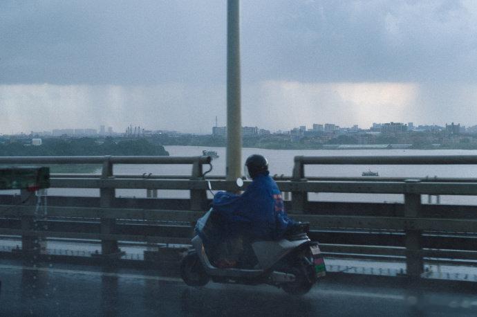 李现拍每天都下雨的城市李现晒每天都下雨的城市 李现这组雨景图真的好有电影质感，尤