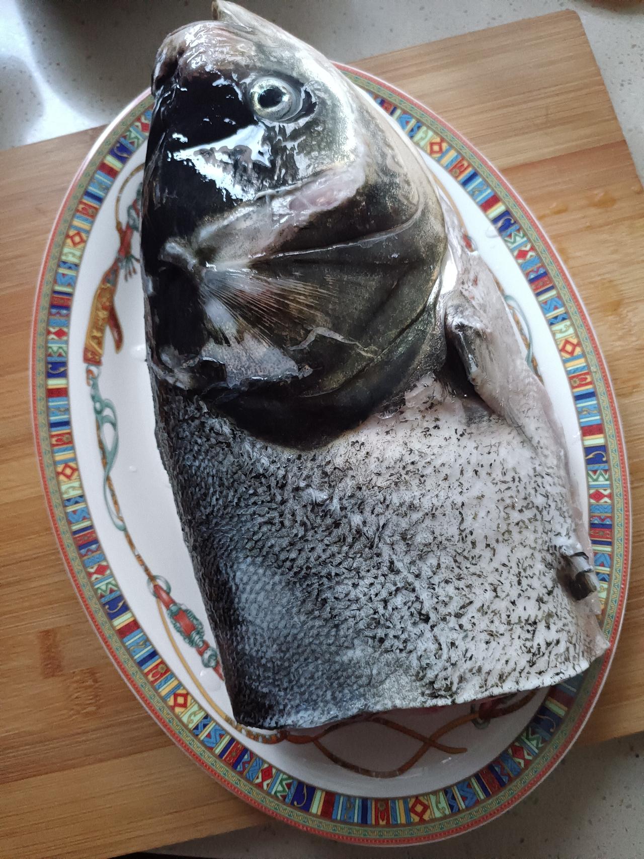 上午九点半，在某菜场买了一只花鲢鱼头，42 元，感觉摊主不太地道（电话告知），因
