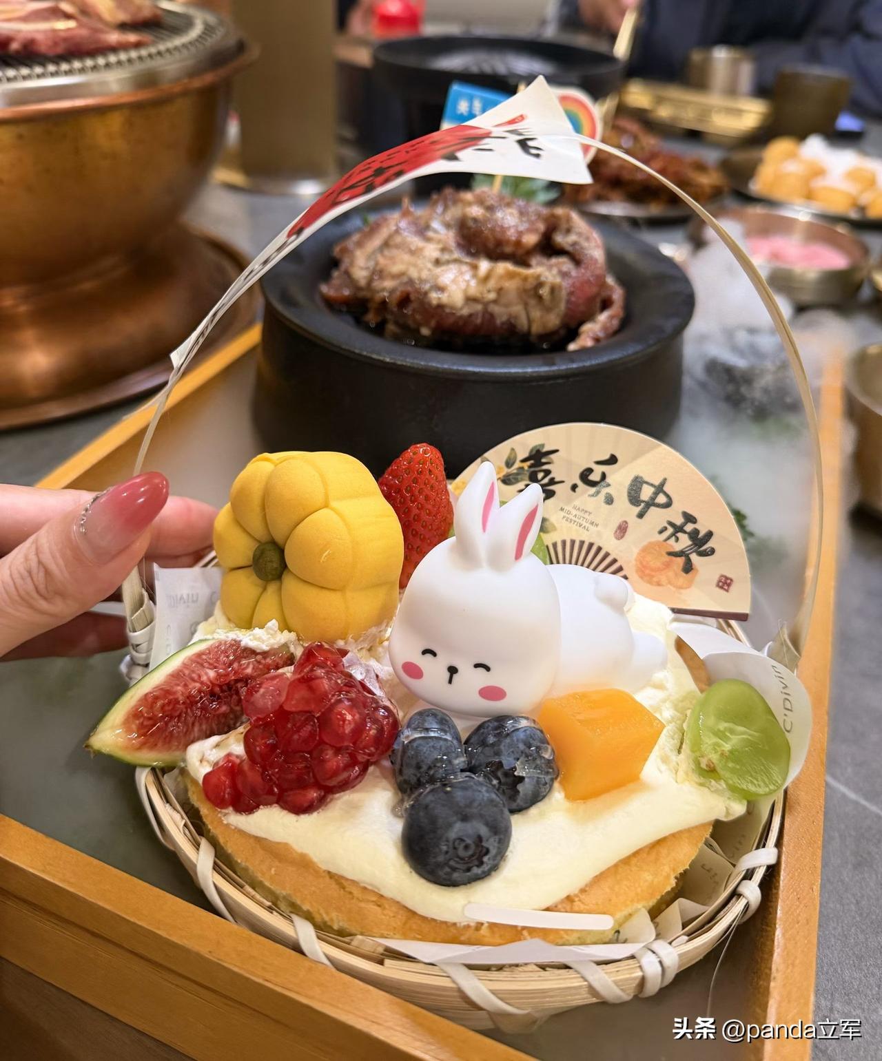 中秋聚餐
中秋节，我家聚餐的店选择在长春吉林大路的老云龙泥锅烤肉店。
这是儿媳选