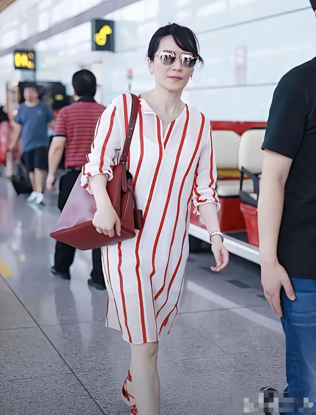 50多岁冻龄女神俞飞鸿一不小心也有了大妈感。尽管如此，俞飞鸿也仅仅是有点大妈感而