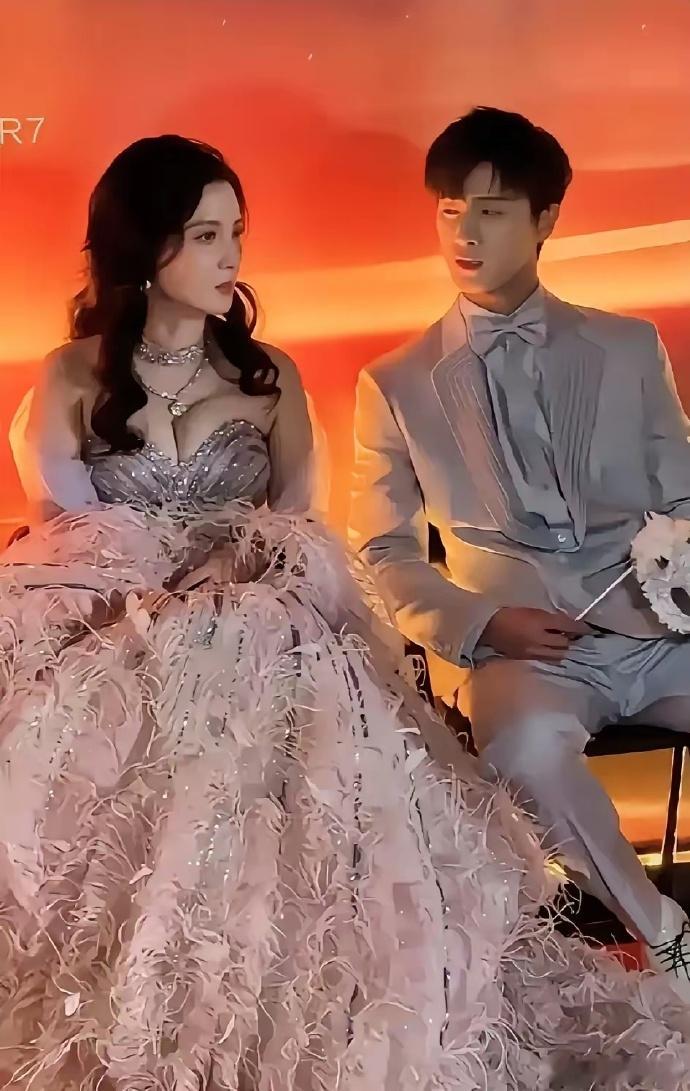 李昀锐的老板娘虽年近五十，仍追求时尚。尽管理解女性爱美之心，但或许选择更符合年龄