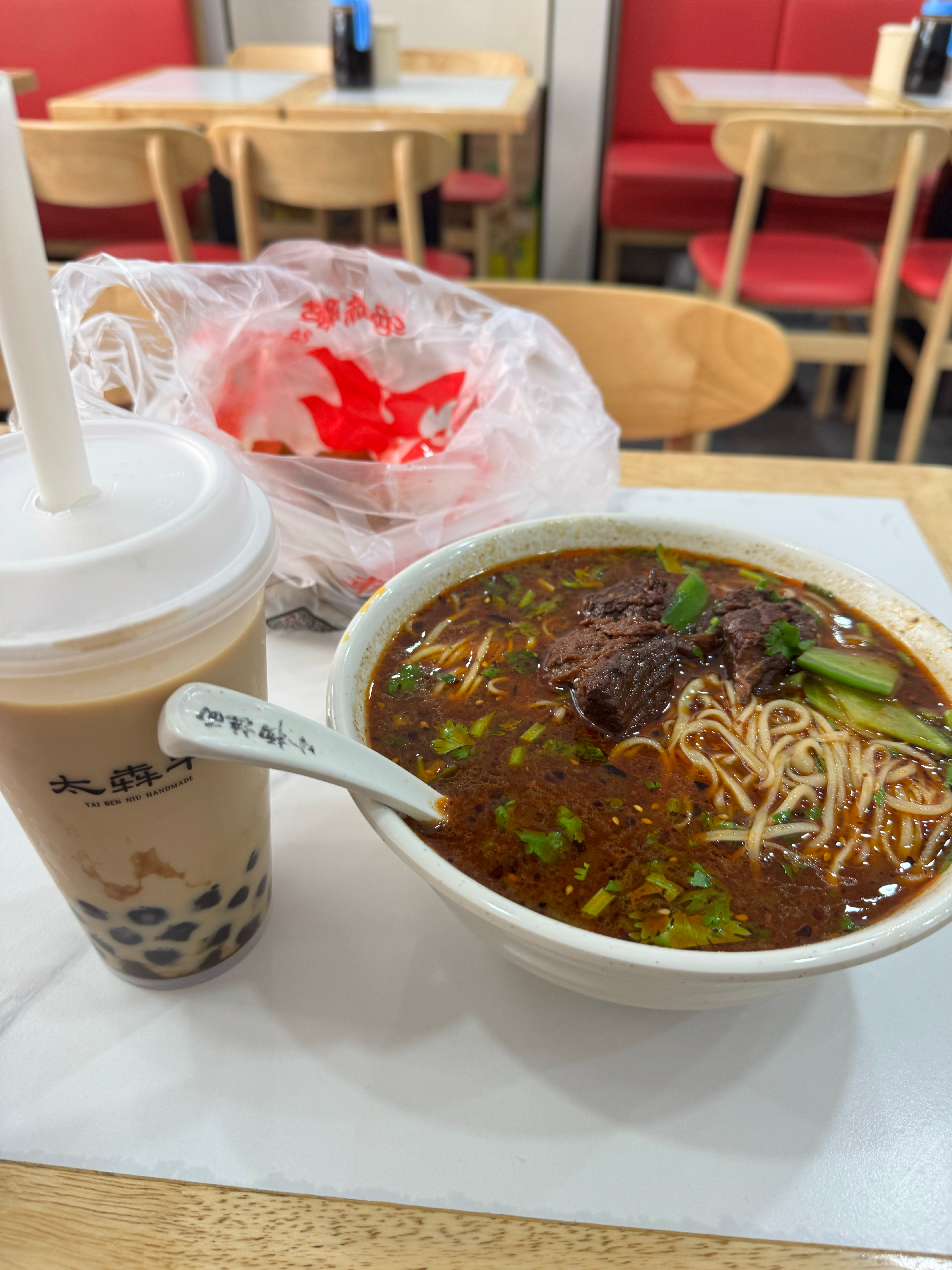 我最爱吃的红烧肉拉面，再配点绝味的腐竹，每次回老家都要吃两次，可惜这家没有放干香