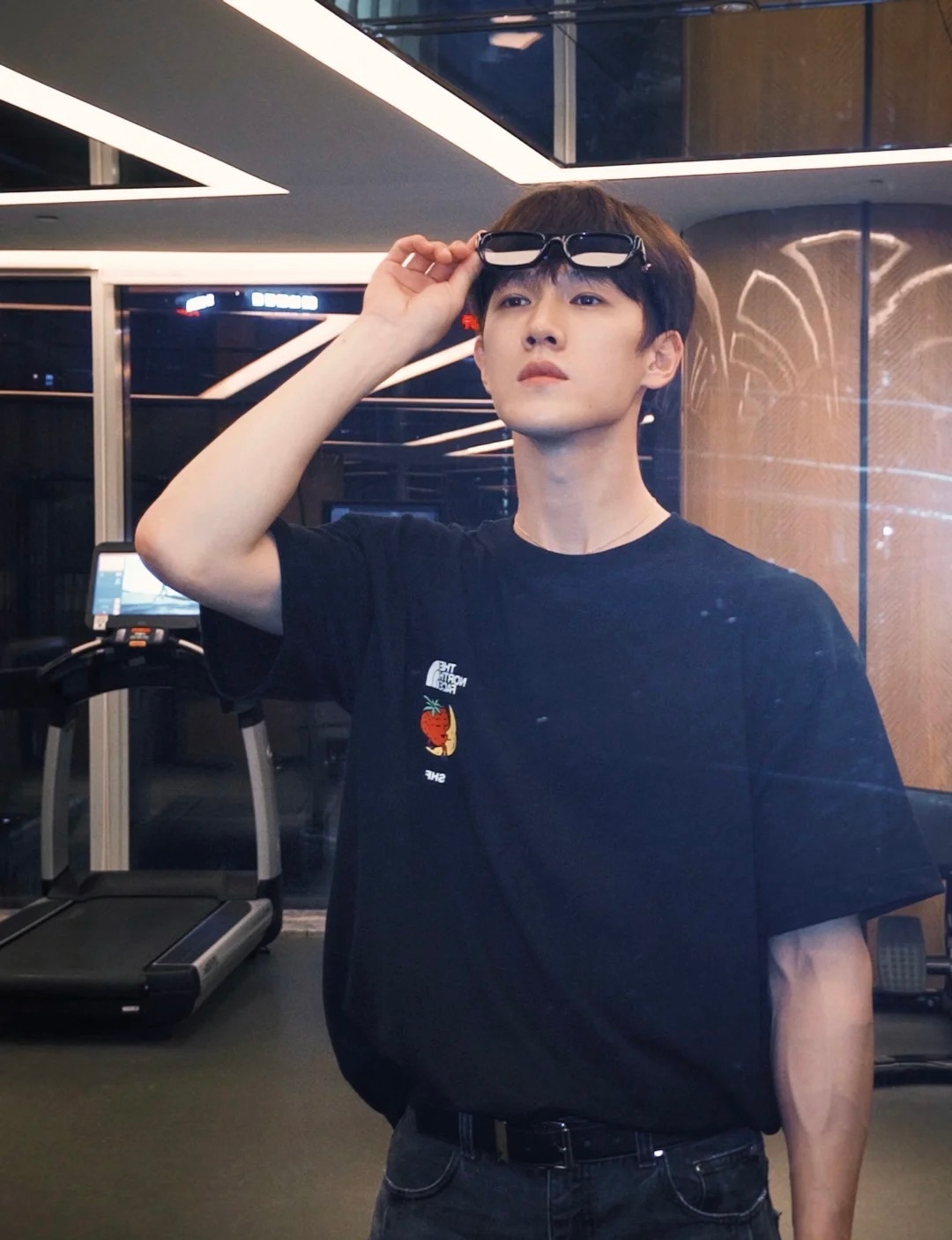 李昀锐健身boy又上线了，拍完戏就一直练练练