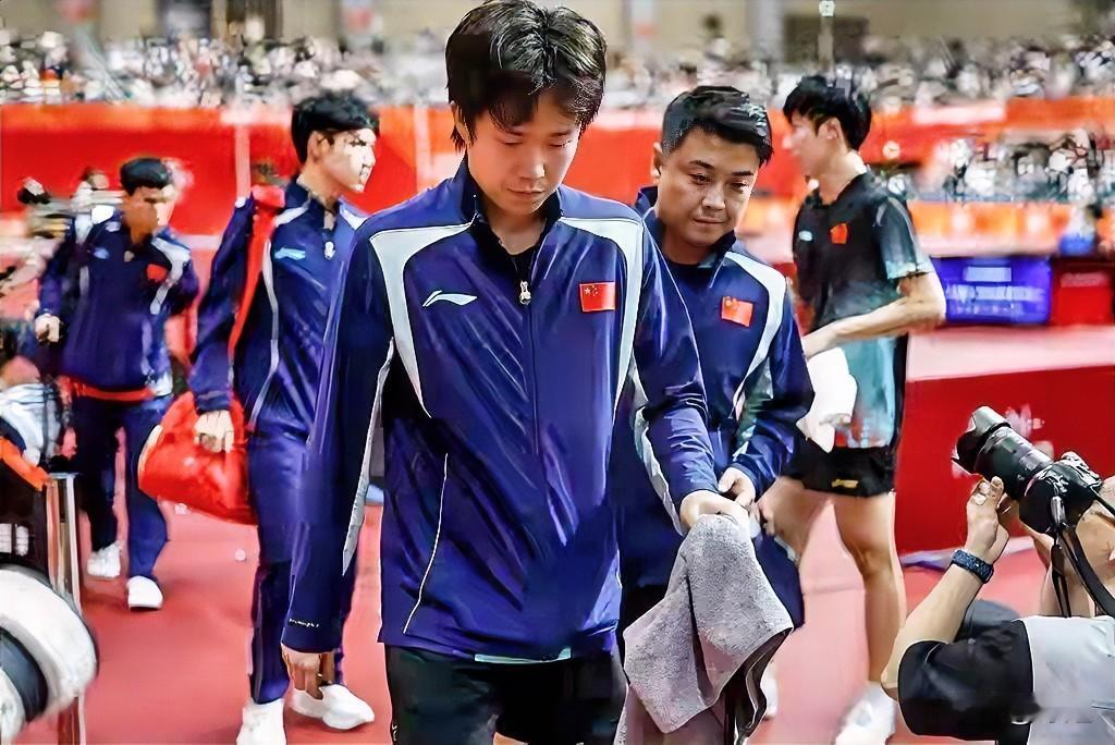 国乒无缘亚运会男团冠军后，这幅画面体现出了主教练王皓与队长王楚钦的难！

一保二