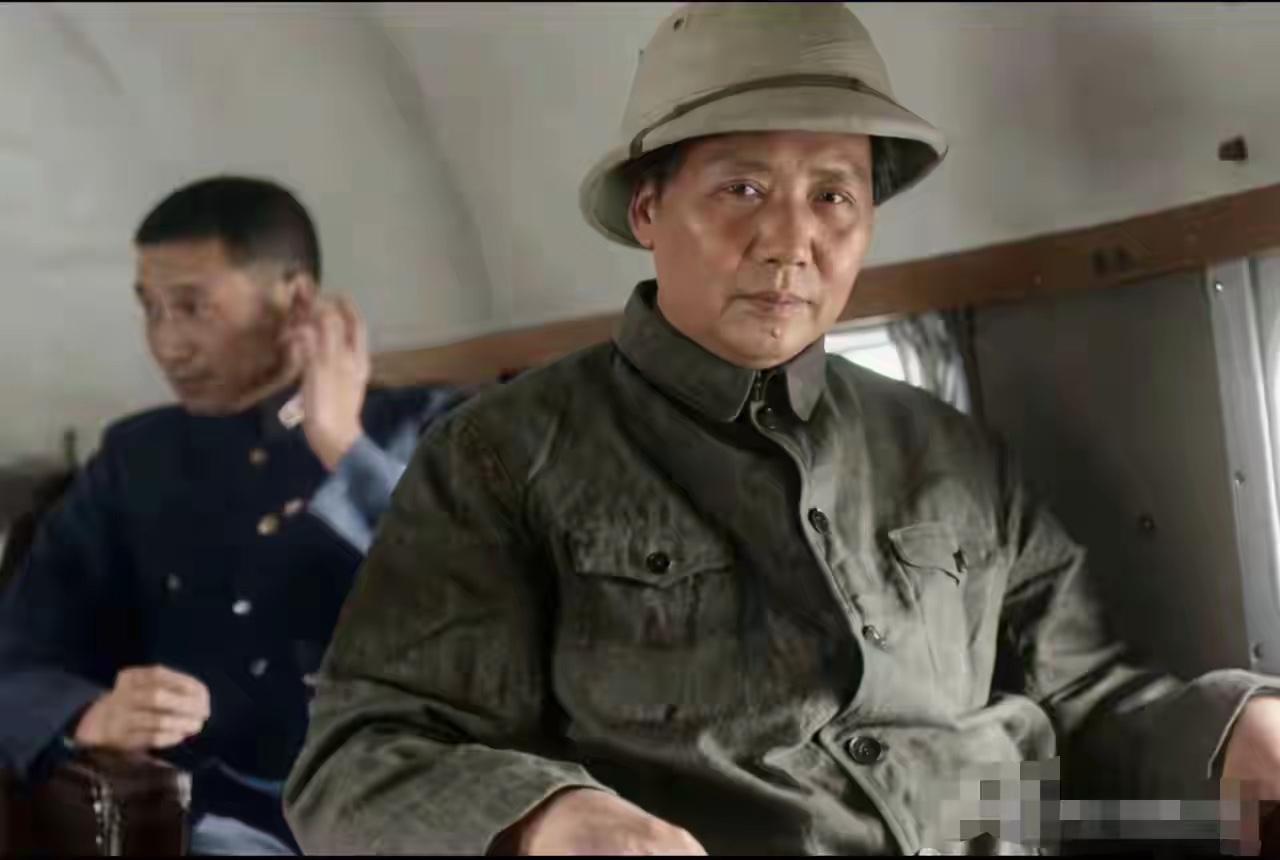 看照这是伟人去重庆谈判时的情景
也是一生中为数不多的乘坐飞机的时刻
看看毛主席的