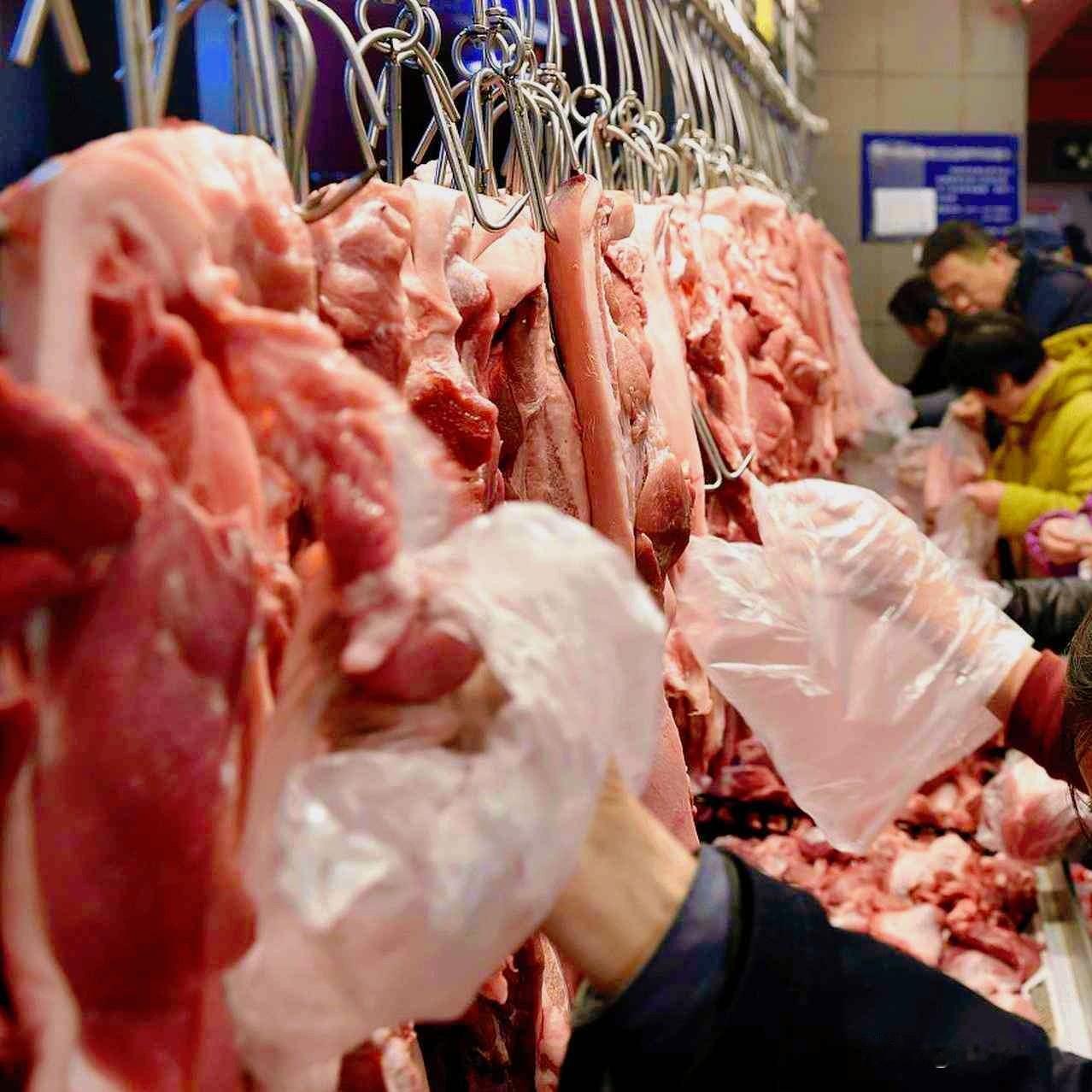 猪肉跌到四块钱一斤，养殖户赔钱卖，这市场到底怎么了？谁在扛着？

现在买猪肉比青