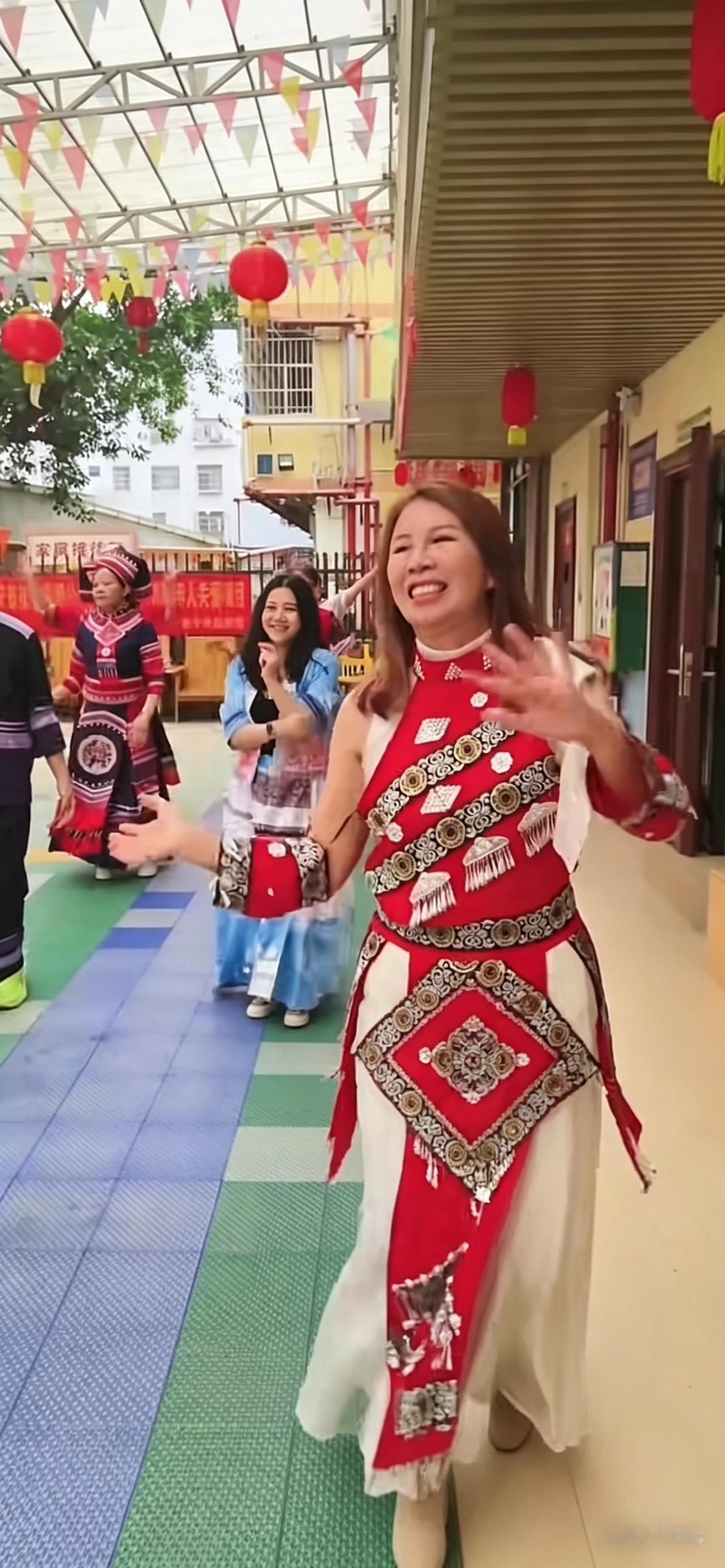 暖心碰撞！南宁少年走进养老院，山歌唱响最美夕阳红

当青春朝气遇上岁月温情，会擦