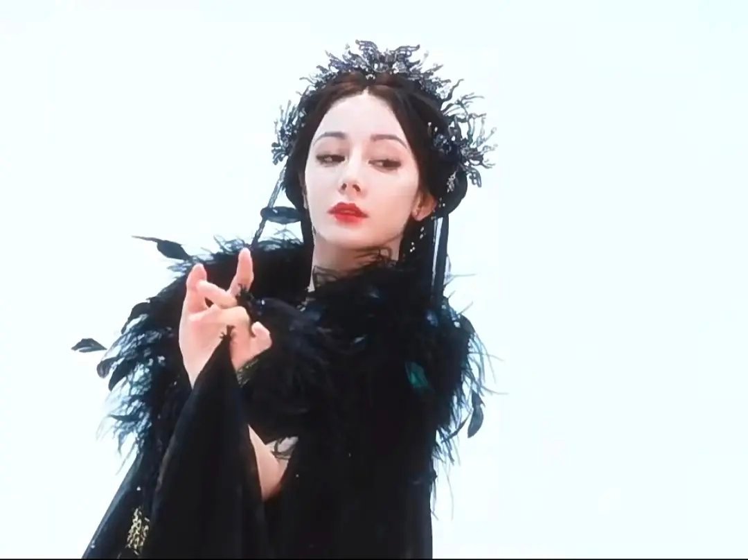 这两撮毛衣服像反派角色 ​​​
