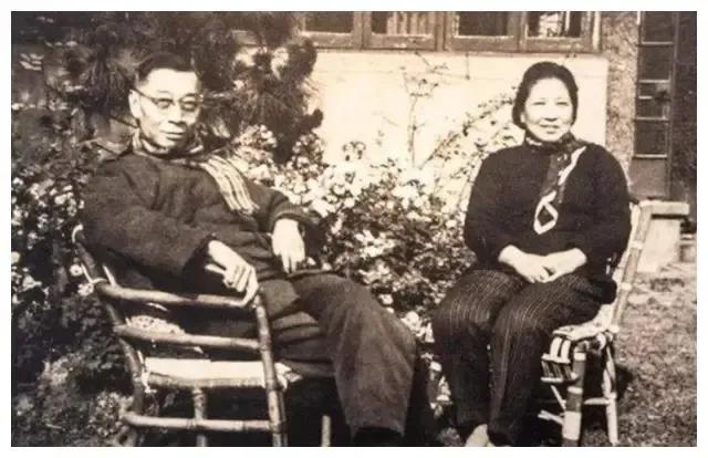 1939年，傅雷跟情人在书房约会，傅雷妻子不但端茶倒水，还叮嘱孩子说：“爸爸太忙