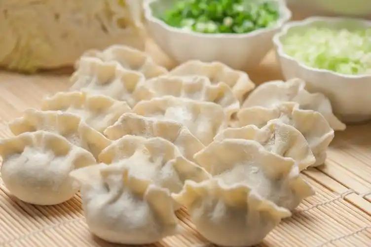 天一凉，朋友圈就开始热闹了，不是晒饺子就是炖肉，仿佛“咕嘟”声能驱寒似的。有人信