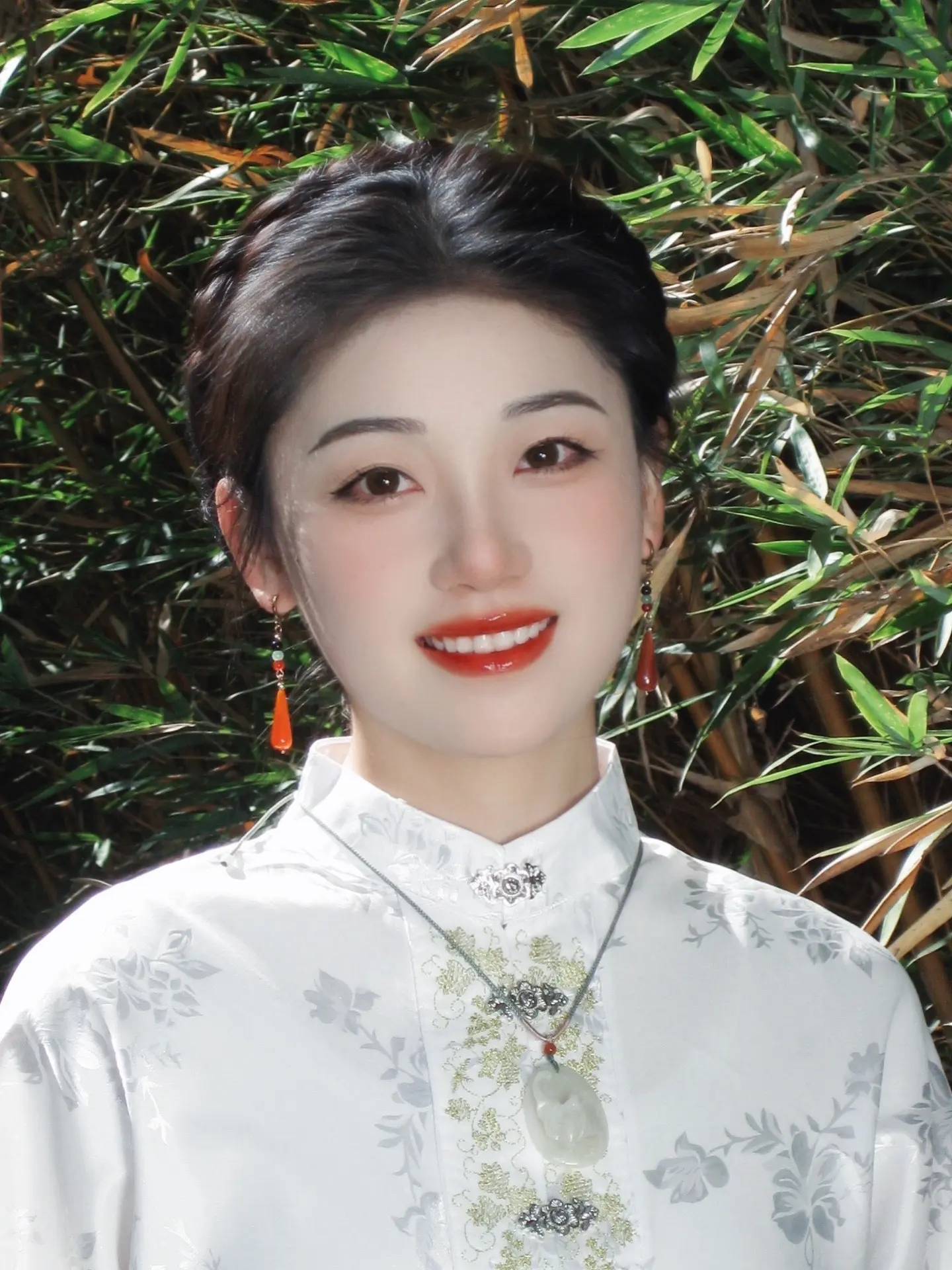 不应有恨，何事长向别时圆。