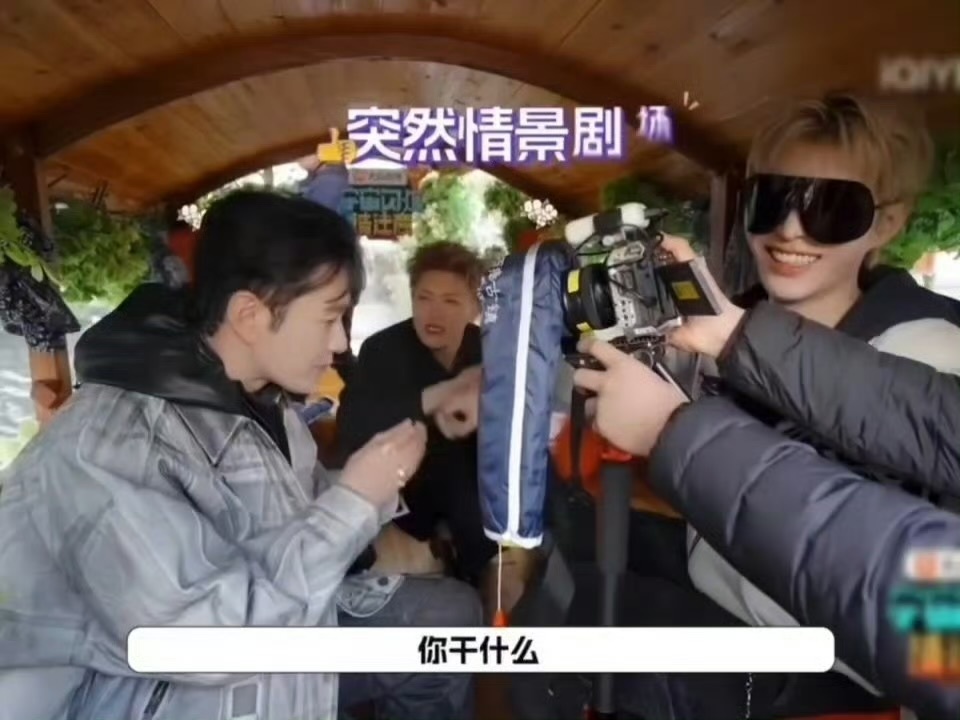 黄晓明摸范丞丞手摸了4分钟宇宙闪烁请注意笑疯！黄晓明狂摸范丞丞的手四分钟，黄子韬