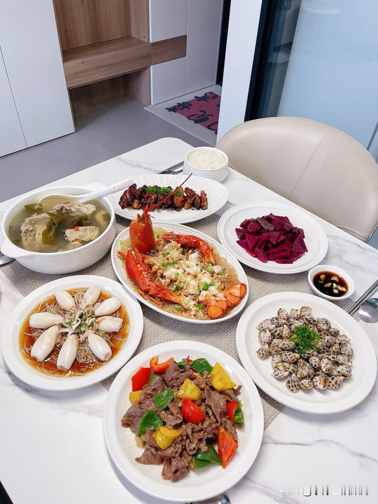 好久没吃过这么丰盛的海鲜晚餐了，今晚有口福了[爱慕]