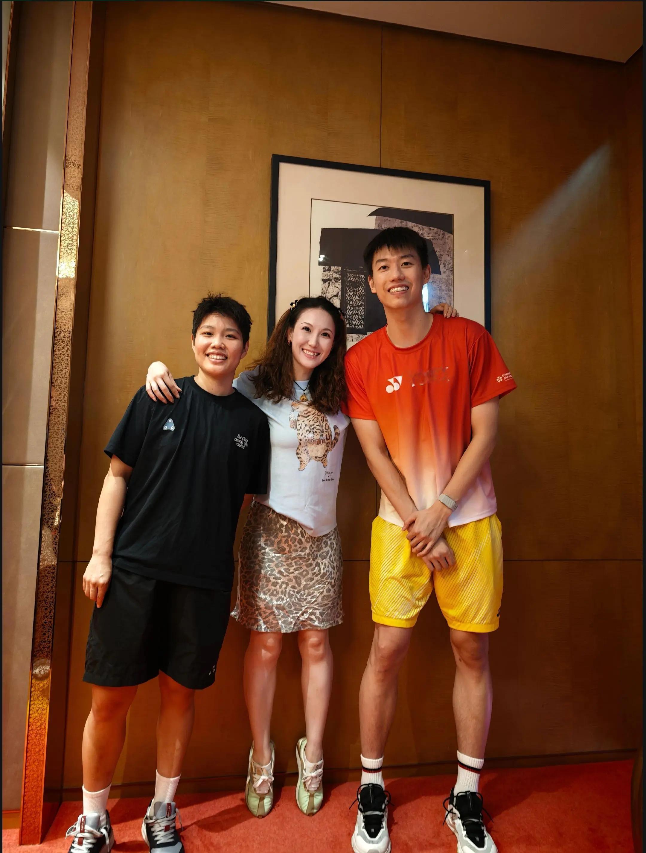 刷到路人和凤凰组合的合影，冯彦哲还是太高了呀。[笑cry][笑cry][笑cry