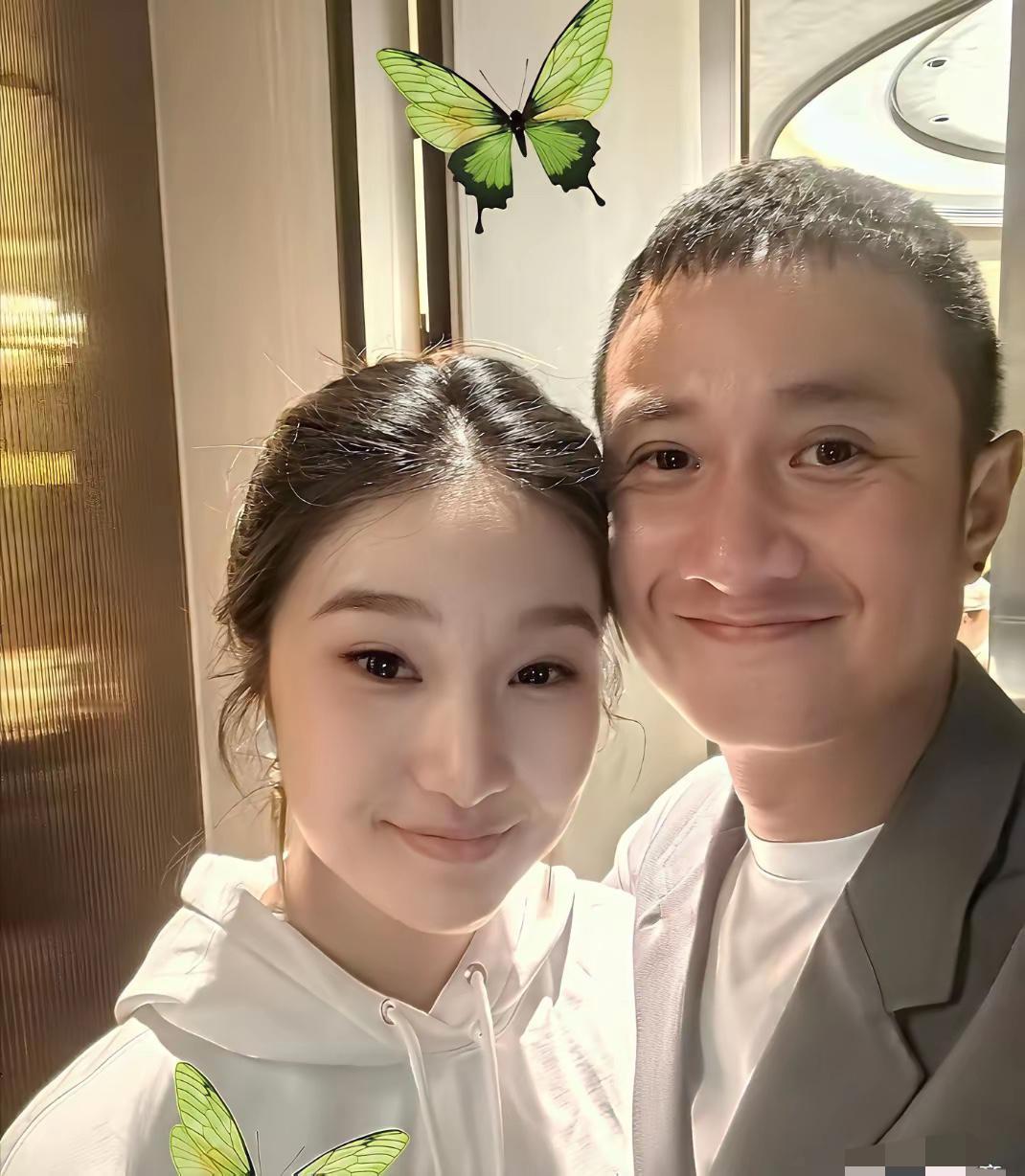 文章旁边女士是谁？非常漂亮