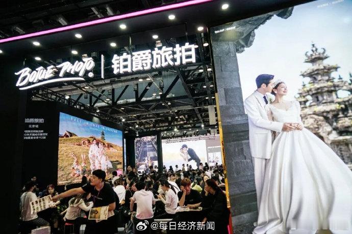 铂爵旅拍256名员工讨薪【知名品牌“爆雷”：线下门店全部关停，消费者退款遥遥无期