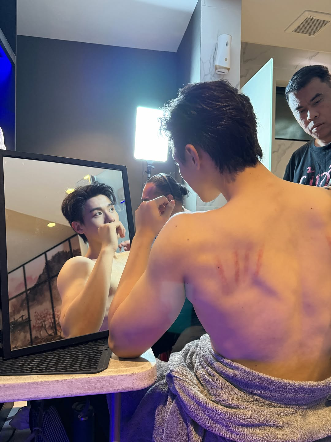 看后背  啧。toptapminlee