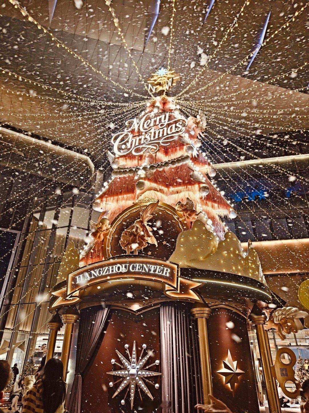 朋友圈被杭州的圣诞橱窗刷屏了谁懂啊！打开朋友圈一半是嘉里中心的天使灯光，一半是沿