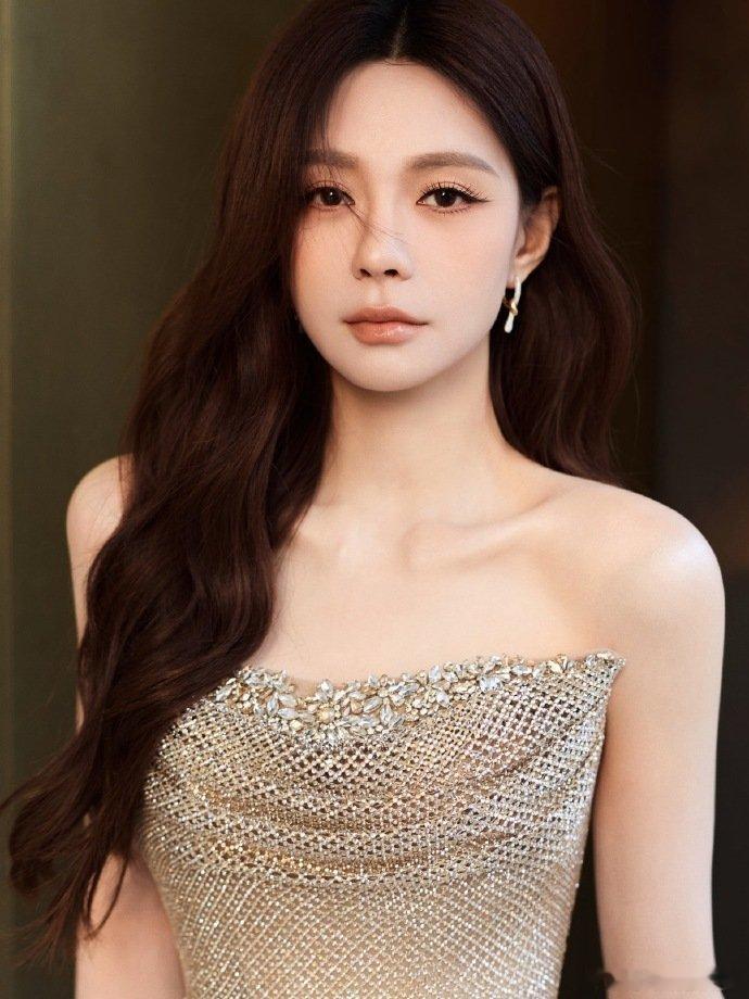 沈梦辰鎏金礼服造型沈梦辰这鎏金礼服也太绝了！光影下流光溢彩，直接美成《声鸣远扬 