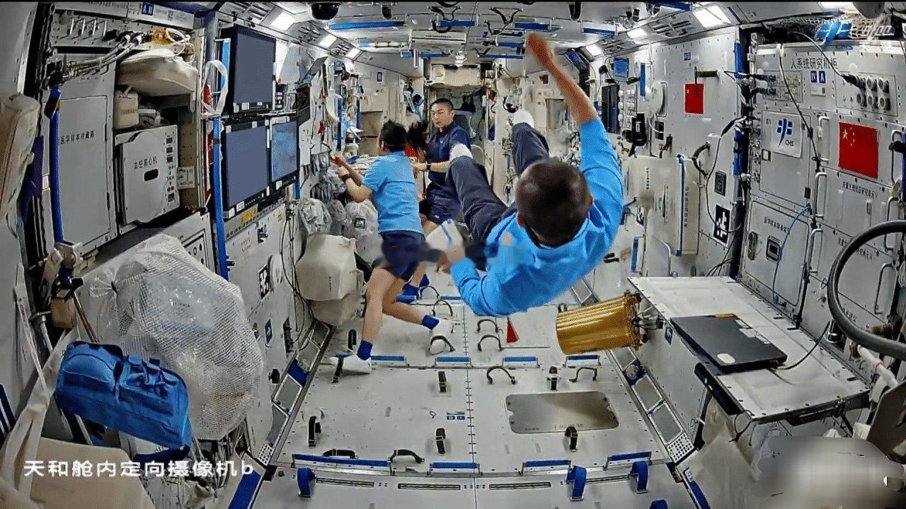 黎家盈的辫子在太空彻底“炸”了：直愣愣往上冲，比啥发胶都狂野 