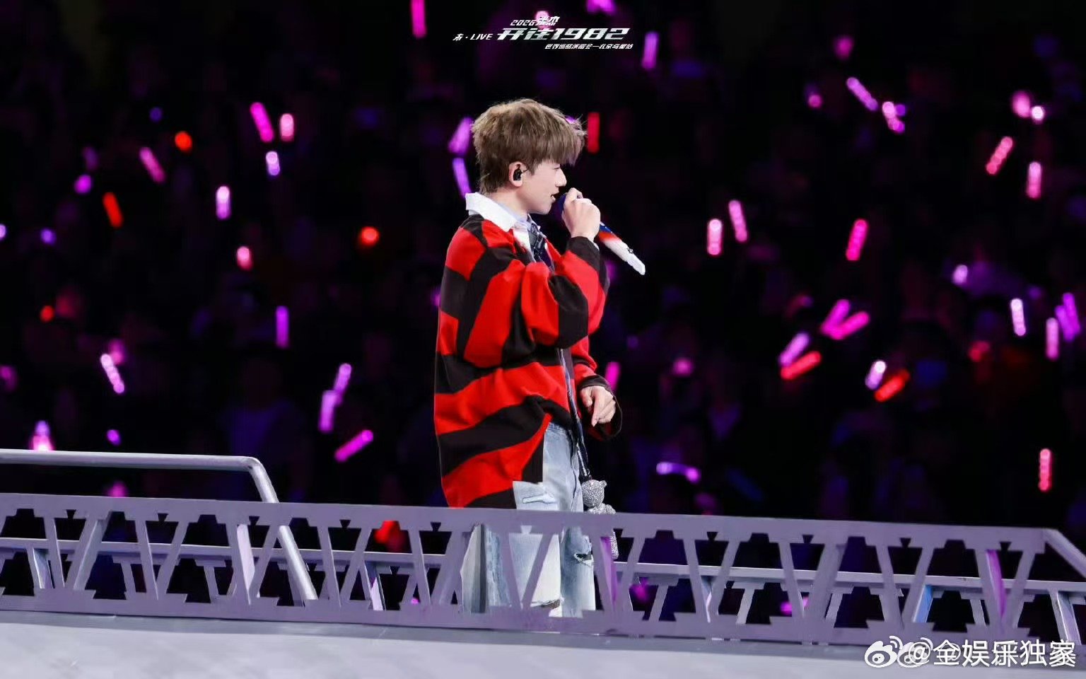 张杰鸟巢演唱会齐舞瞧那整齐划一的齐舞，在张杰鸟巢演唱会上熠熠生辉！每一个动作都饱