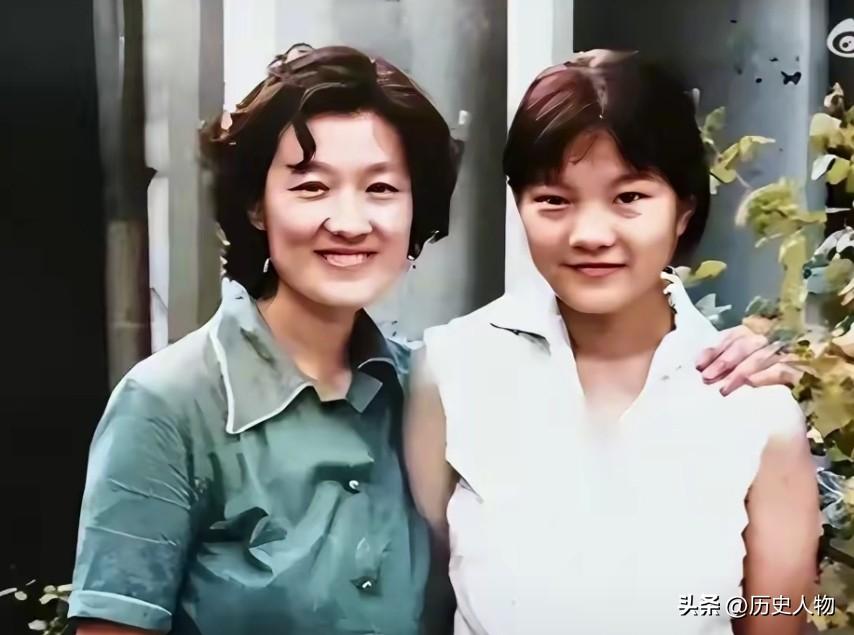1980年的一张老照片格外动人。45岁的章含之端庄优雅，风华绰约；19岁的洪晃青
