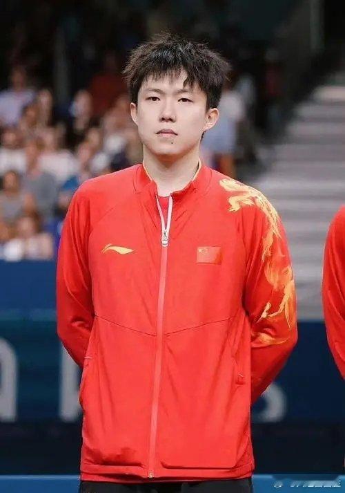 #小莫说王楚钦英语比樊振东好#几天功夫小莫俨然成了个“中国通”，他竟然知道“捧”