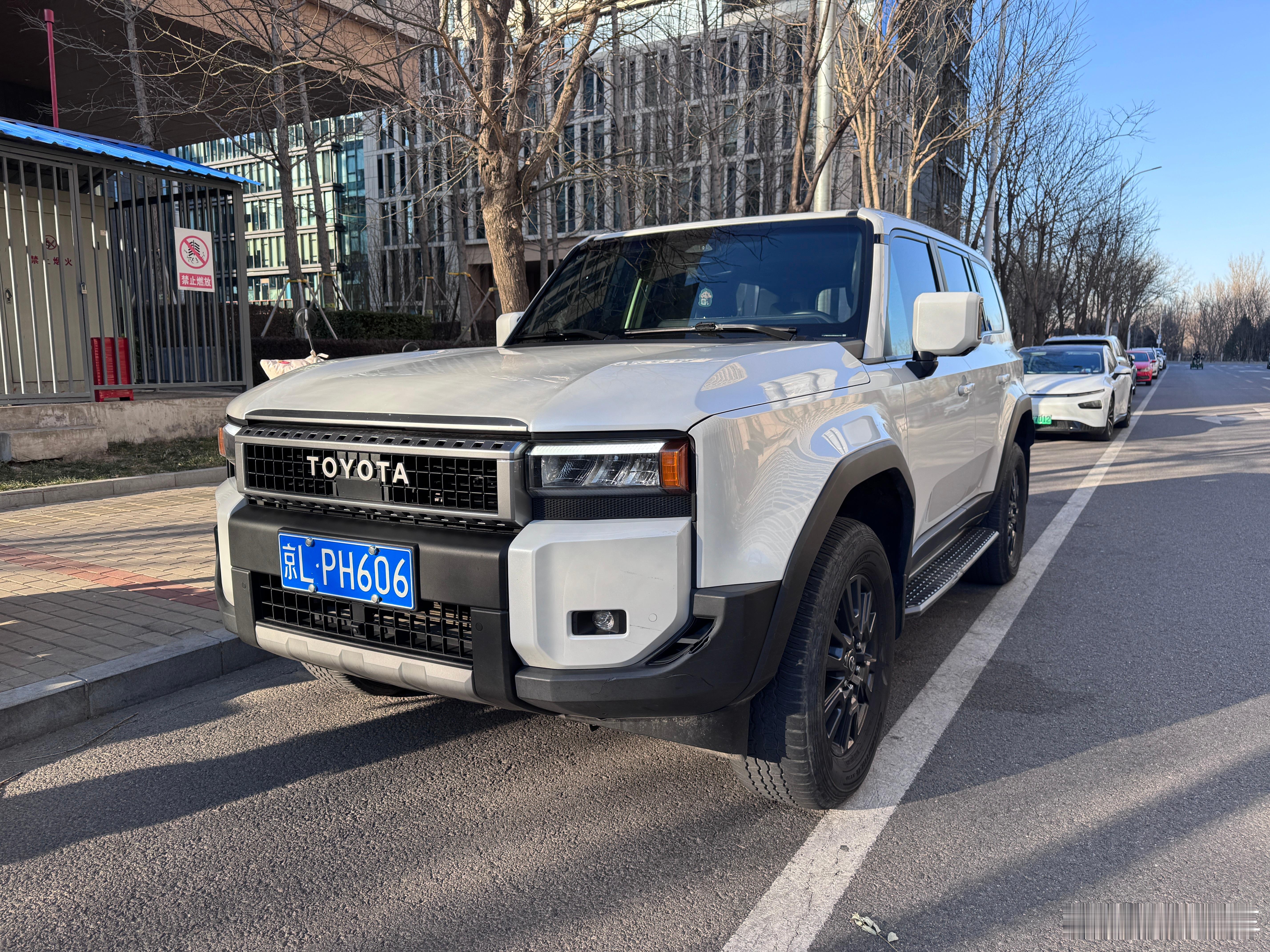 但愿长江变成酒浪来一口是一口只愿人生没坎坷从此开上普拉多新普拉多的底盘给我印象很