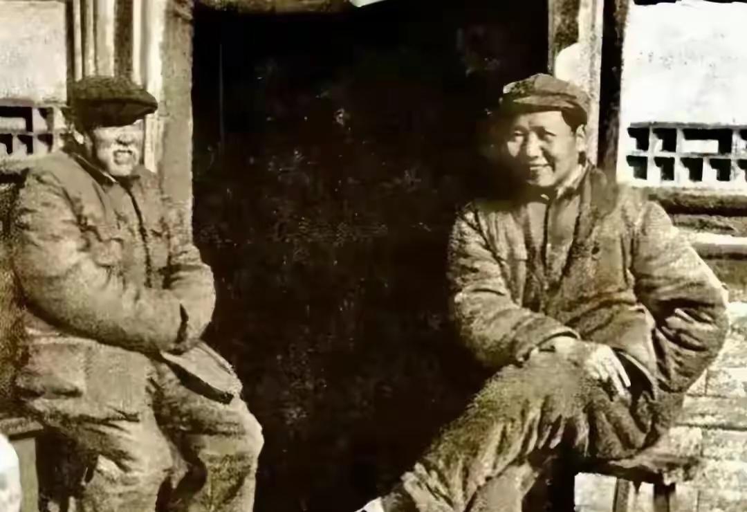 毛主席坐在窑洞门口晒太阳，旁边的老人家是谁呢？
延安的冬天很冷，毛主席在窑洞门口