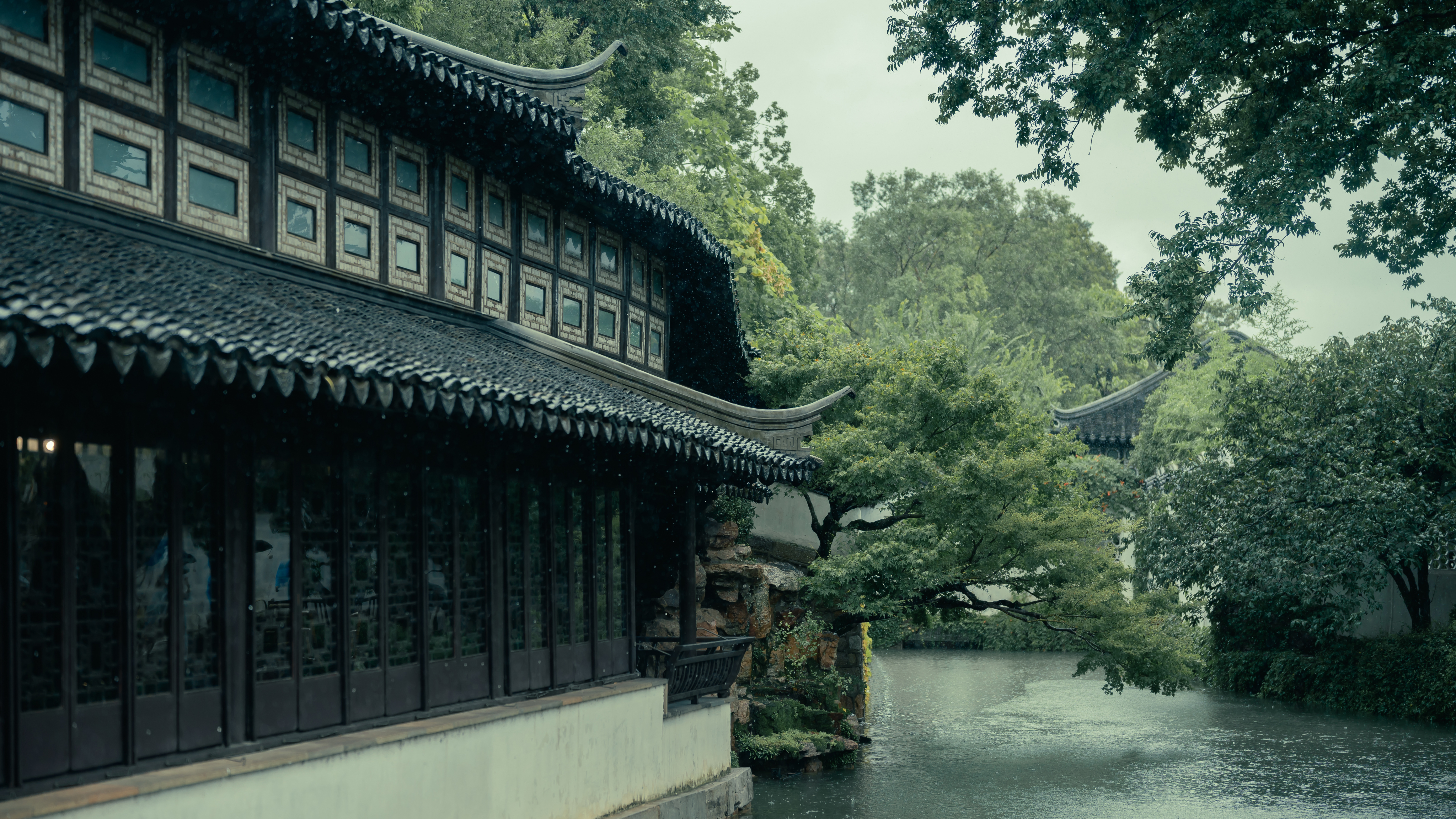 流水十年间。 