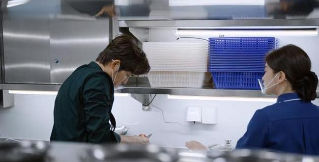 你会给西红柿去皮吗？不可能也像削苹果皮那样吧？

《蜜语纪》里，蒲荣饭店的大厨走