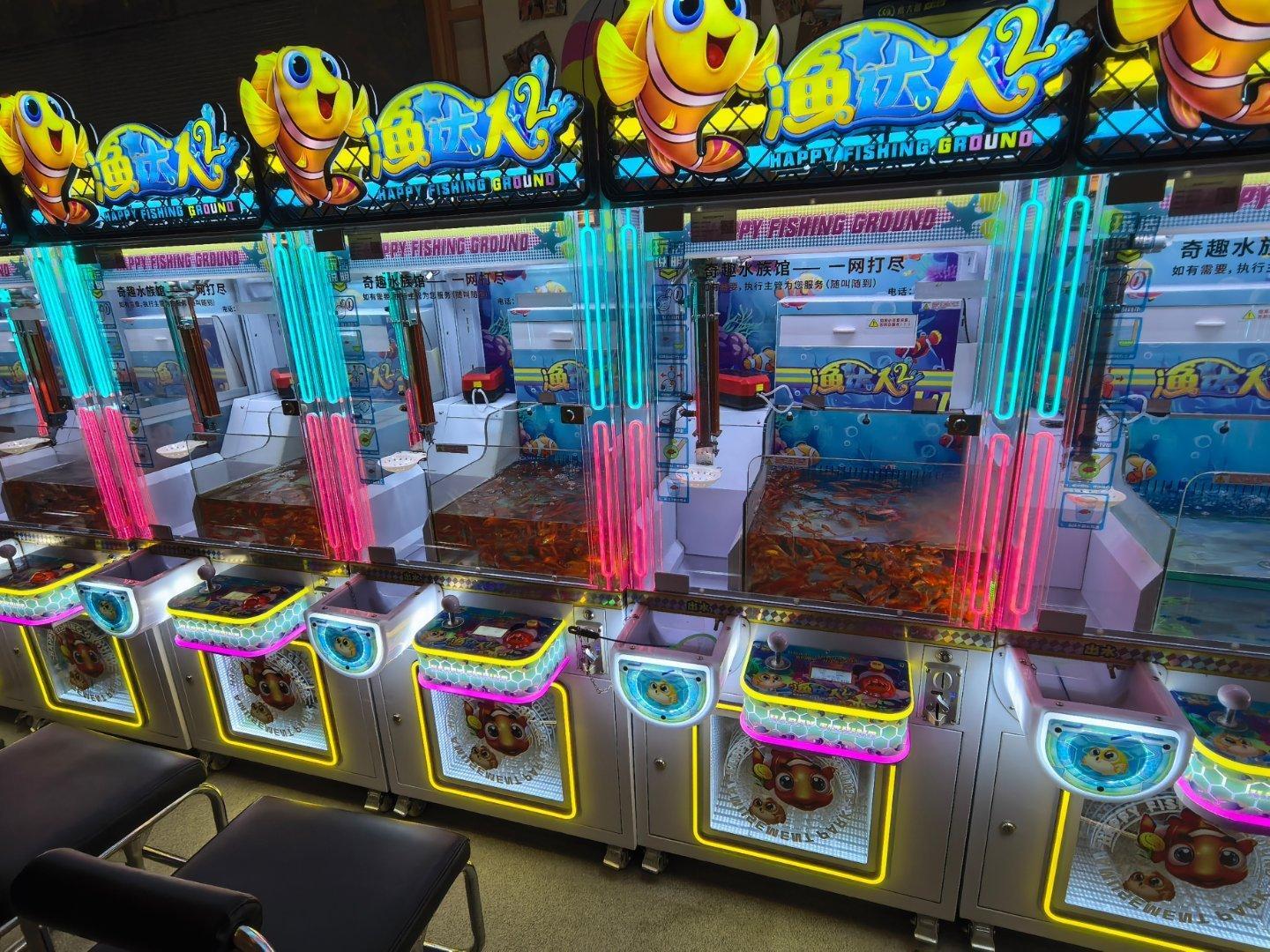 现在这抓娃娃机已经进化到这个样子了。 