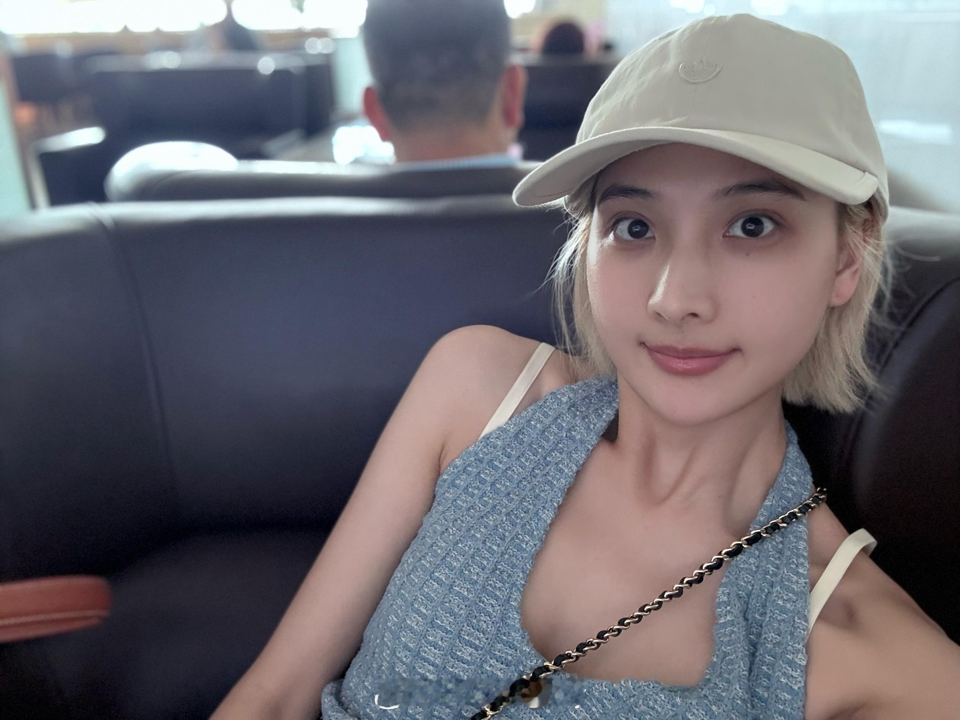 可能是小学生放暑假的原因？青岛到合肥商务舱全满，而飞机还有好几个小时索性把升舱的