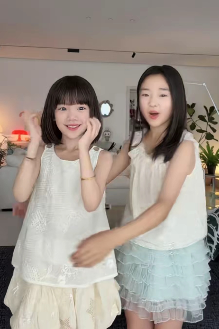小酒窝和沐言合拍，两个都是超有人气的星二代，一起出镜真的都好可爱 