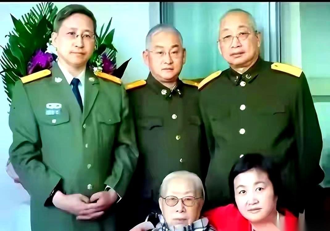 一张老太太的寿宴照，我能看半小时。
旁边“刷”一下站着仨少将儿子，笔挺的军装，比