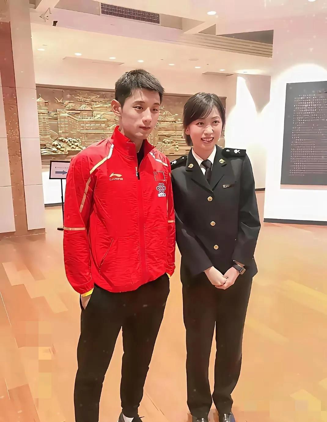 有不少网友说奥运冠军张继科非常帅，对此我不敢苟同！一身运动装的张继科胖瘦相宜，发