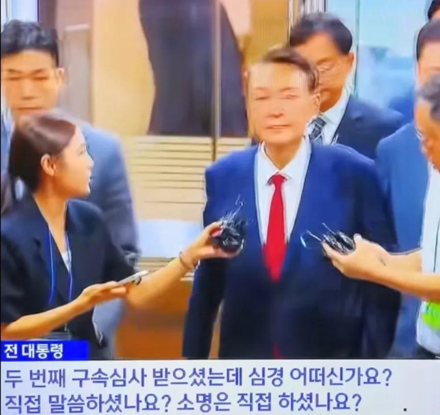 尹锡悦打感情牌，他说，他现在已经是孤立无援了，希望不要撤走他的律师，要是把律师撤