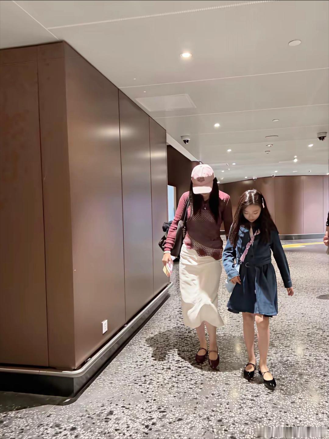 别家明星对自家未成年子女都护得严实，恨不得把孩子藏在镜头完全碰不到的地方，生怕被