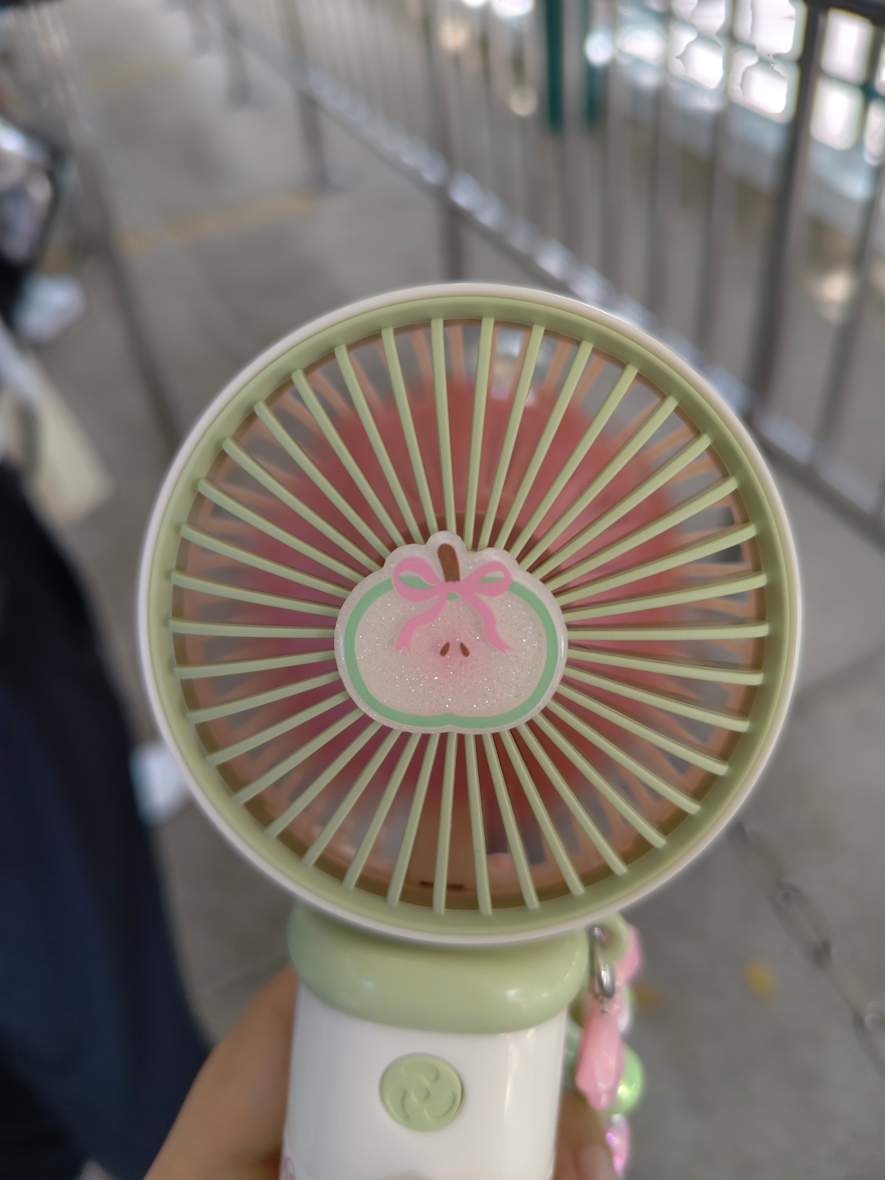 还好带了小风扇，不然纯热