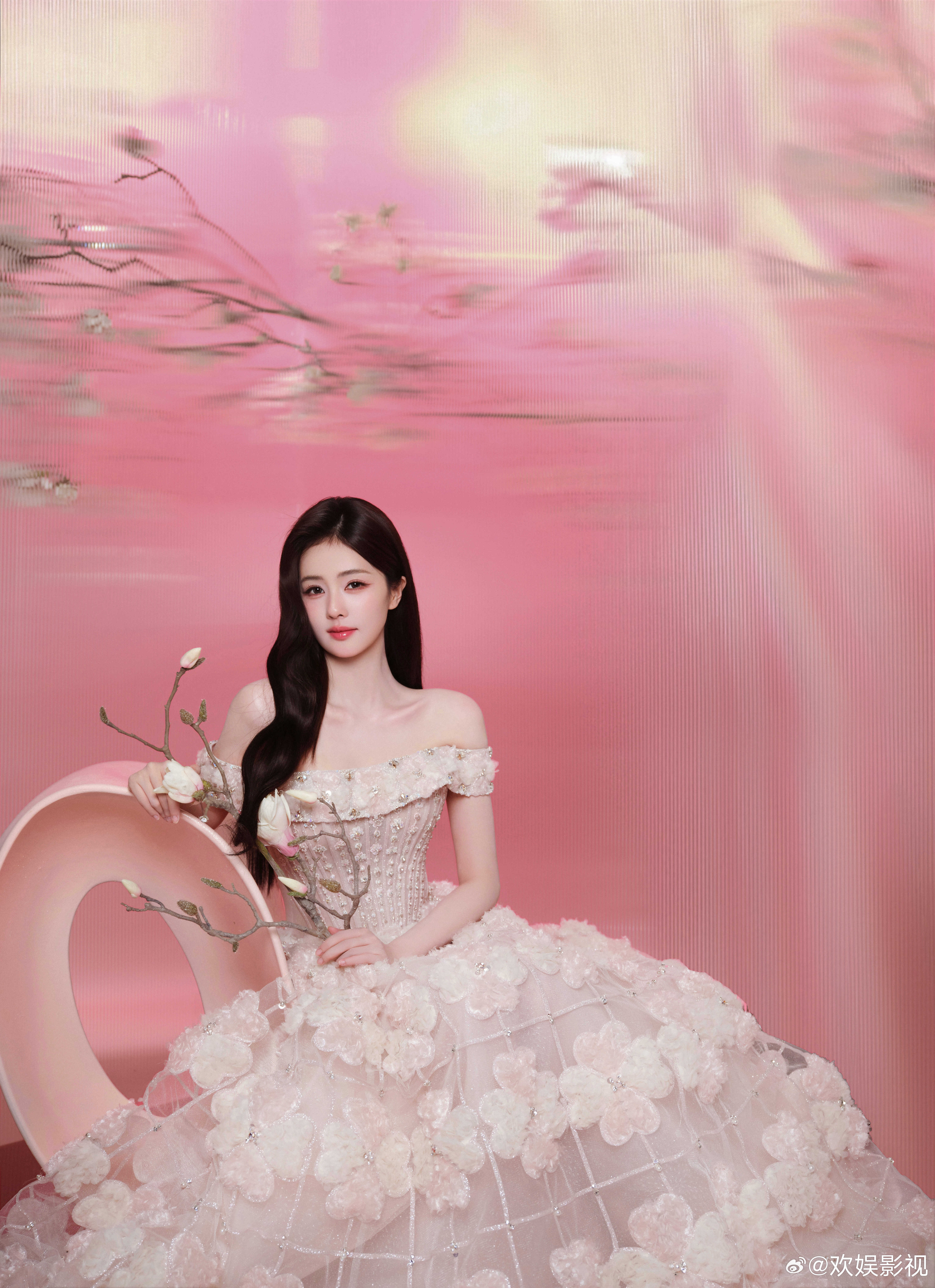 粉纱曳影，玉枝凝香。欢娱影视演员今日以OLAY大中华区品牌代言人 身份做客品牌直