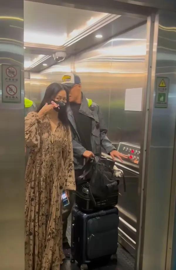 倪虹洁曾说过不会再进入下一段婚姻了，现在的生活已经很知足了。

她和男两个人在一