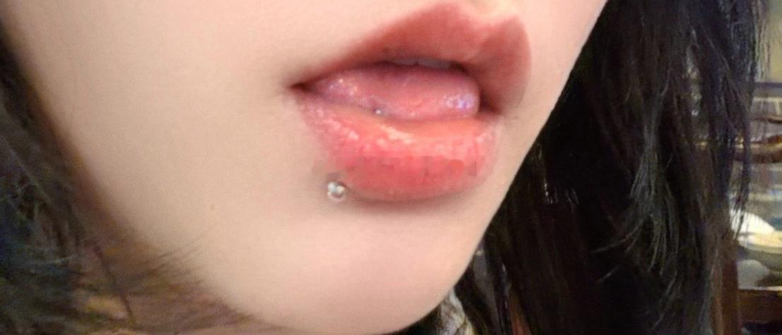 啃骨头的时候咬着唇钉是真的痛…… 